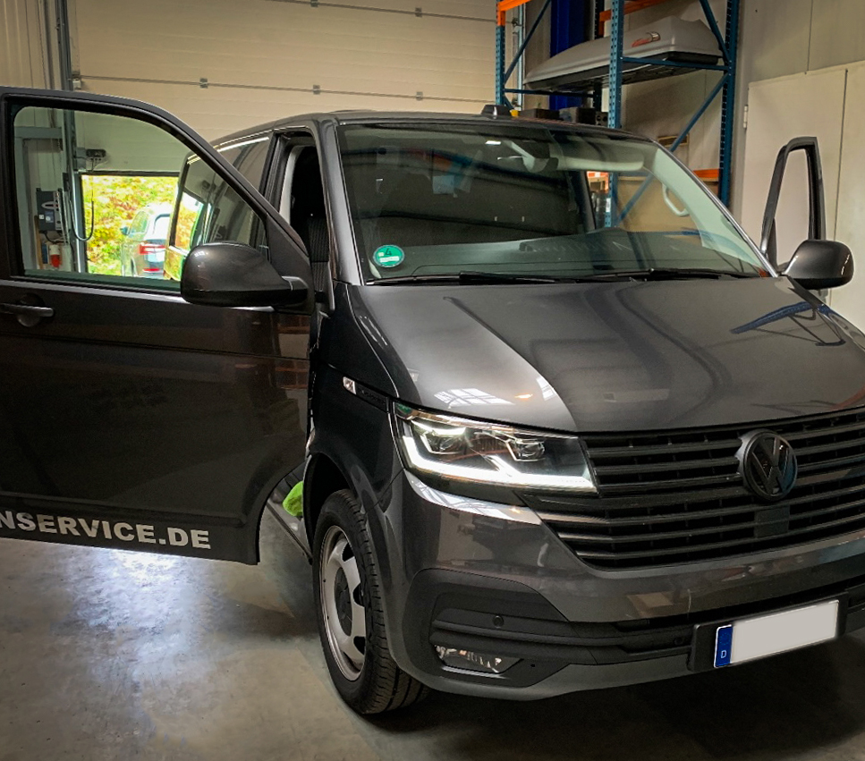 SMF Anlagenservice dunkler Kleinbus der Firmenfahrzeug-Flotte